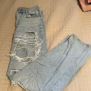 -AE ripped jeans  -Barely worn  -Size 8